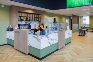 Modern reception area with a coffee corner and seating in a stylish office on Hiridostraat.